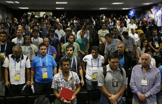 Argentinšní novináři drží minutu ticha za zesnulou kolegyni Soledad Fernándezovou Argentinšní novináři drží minutu ticha za zesnulou kolegyni Soledad Fernándezovou