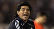Diego Maradona uděluje pokyny fotbalistům Argentiny.