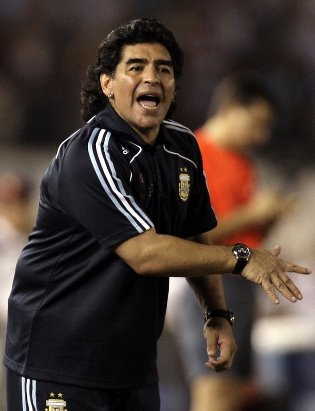 Diego Maradona uděluje pokyny fotbalistům Argentiny. Diego Maradona uděluje pokyny fotbalistům Argentiny.