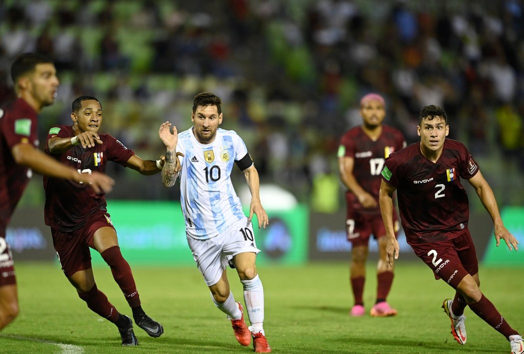Lionel Messi v utkání Argentiny s Venezuelou, kde byl ošklivě faulován
