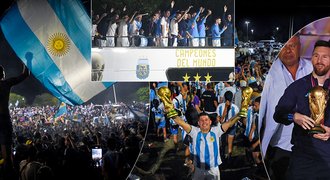 Argentina vítá hrdiny! Messi s trofejí, Buenos Aires zaplavily tisíce lidí