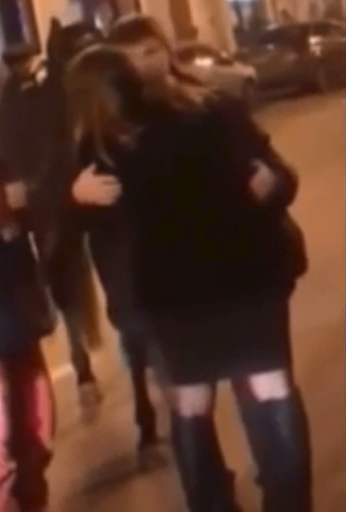Andrej Aršavin v objetí ženy poté, co vyšel z nočního klubu