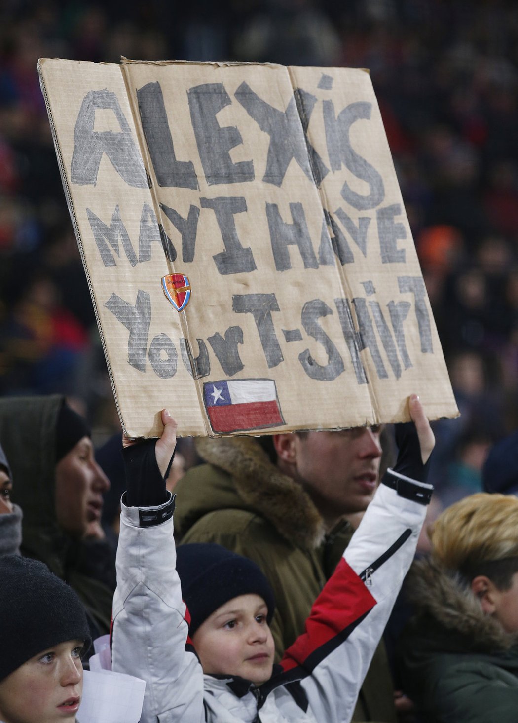 Malý fanoušek na fotbale v Anglii, který si přeje dres hvězdy Arsenalu Alexise Sáncheze