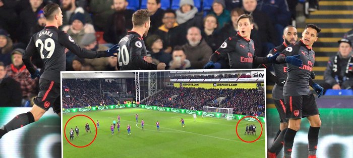 Někteří hráči Arsenalu ve chvíli, kdy Alexis Sánchez vstřelil gól proti Crystal Palace, nešli slavit se svým spoluhráčem