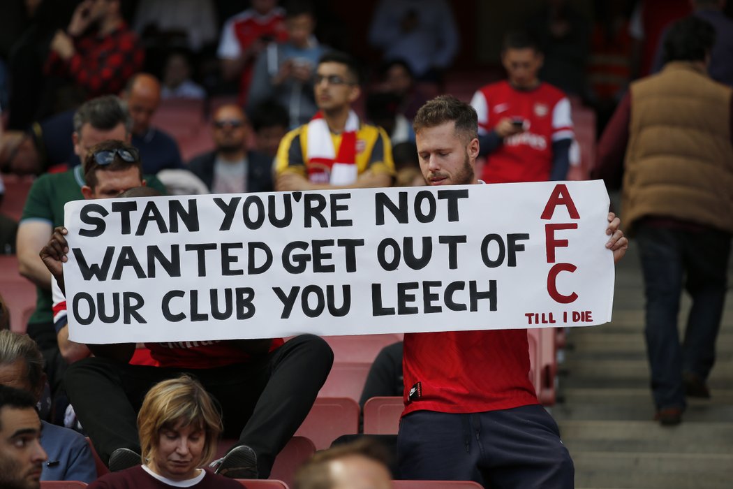 Fanoušci Arsenalu protestující proti americkému vlastníkovi klubu