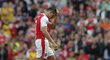 Zklamaný útočník Arsenalu Alexis Sánchez po vystřídání v zápase s Evertonem