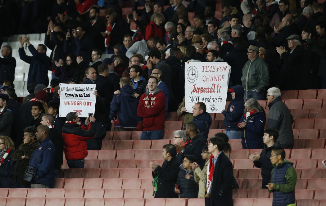 Fanoušci Arsenalu, kteří žádají odchod trenéra Wengera