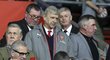 Trenér Arsenalu Arséne Wenger na tribuně při utkání svého týmu