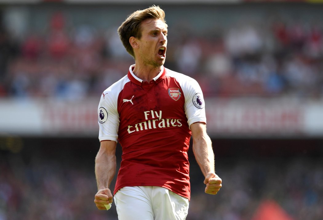 Obránce Arsenalu Nacho Monreal se raduje z branky do sítě West Hamu