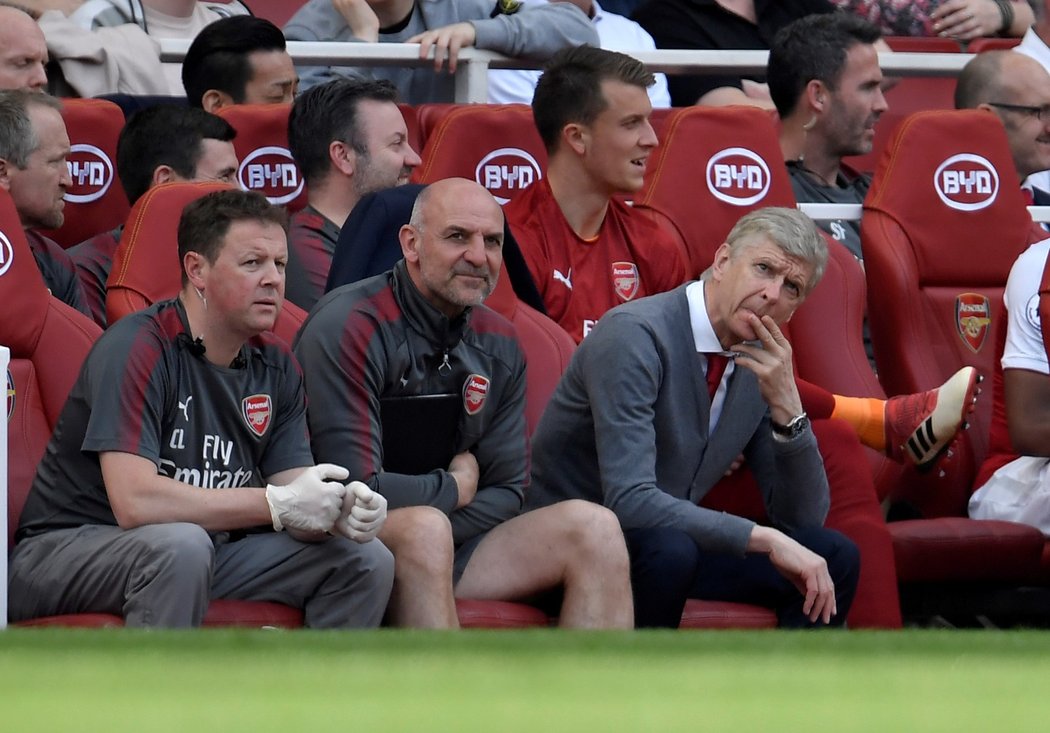 Trenér Arsenalu Arséne Wenger při jednom z posledních zápasů na lavičce &#34;kanonýrů&#34;