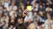Český záložník Arsenalu Tomáš Rosický vstřelil na půdě WBA dva góly, od sudího ale viděl i žlutou kartu