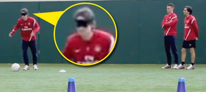 Tomáš Rosický při dovednostní soutěži, ve které trefoval míčem prostor mezi kužely