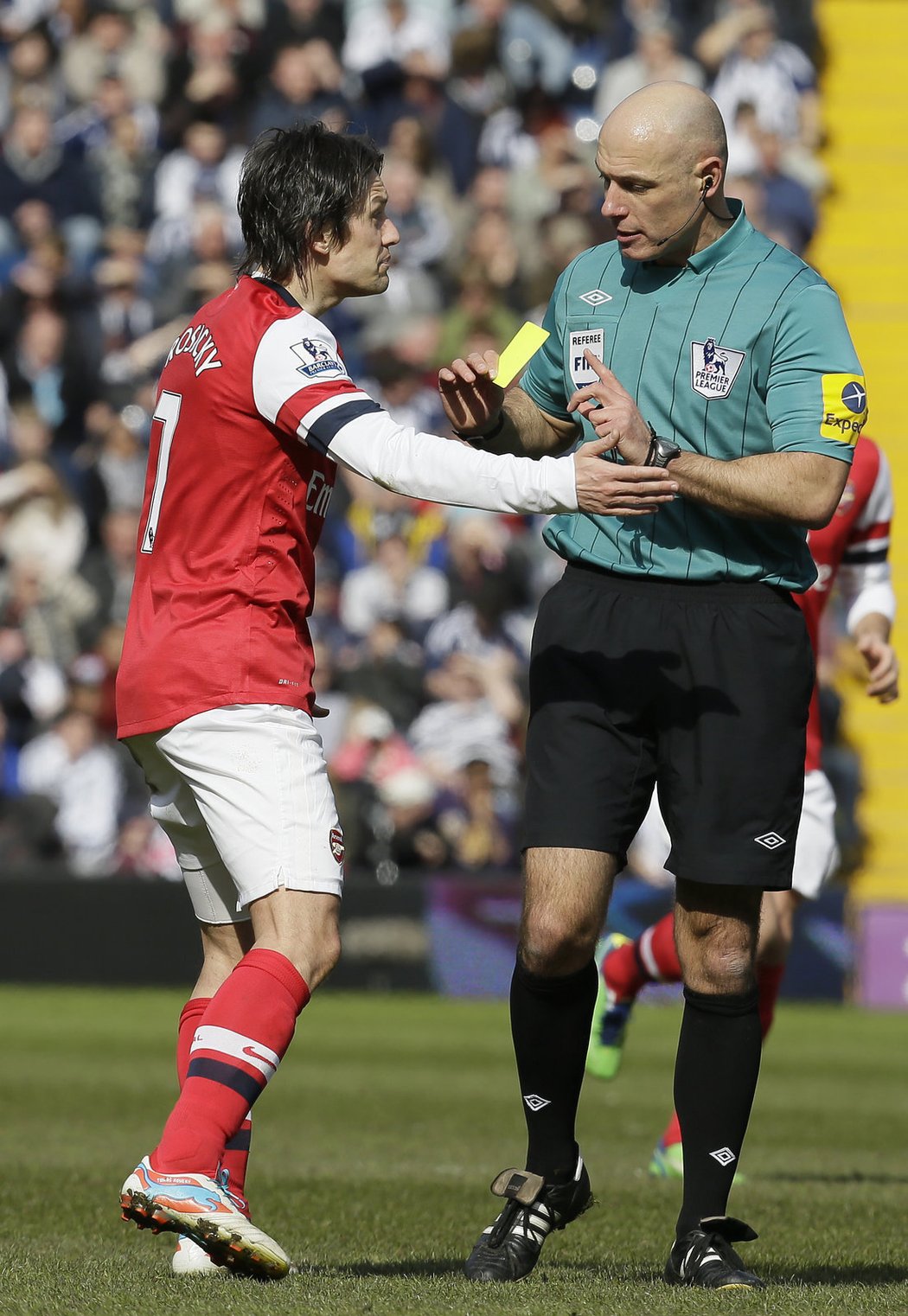 Český záložník Arsenalu Tomáš Rosický vstřelil na půdě WBA dva góly, od sudího ale viděl i žlutou kartu