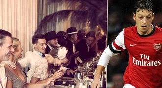 Po debaklu PARTY! Zraněný Özil po Chelsea slavil s přítelkyní