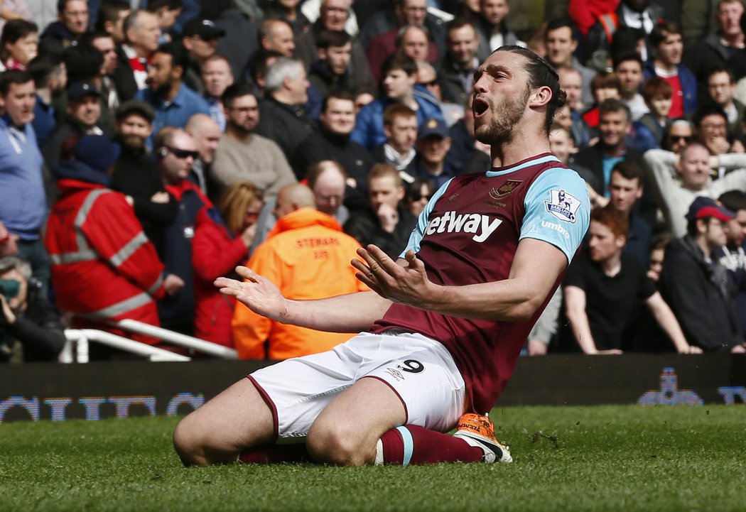 Útočník West Hamu Andy Carroll se raduje z jednoho z gólů proti Arsenalu, kdy zaznamenal hattrick