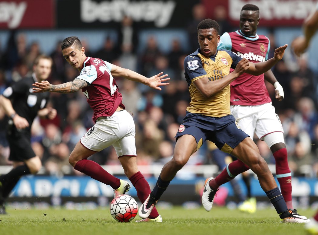 Záložník Arsenalu Alex Iwobi v souboji s Manuelem Lanzinim z West Hamu