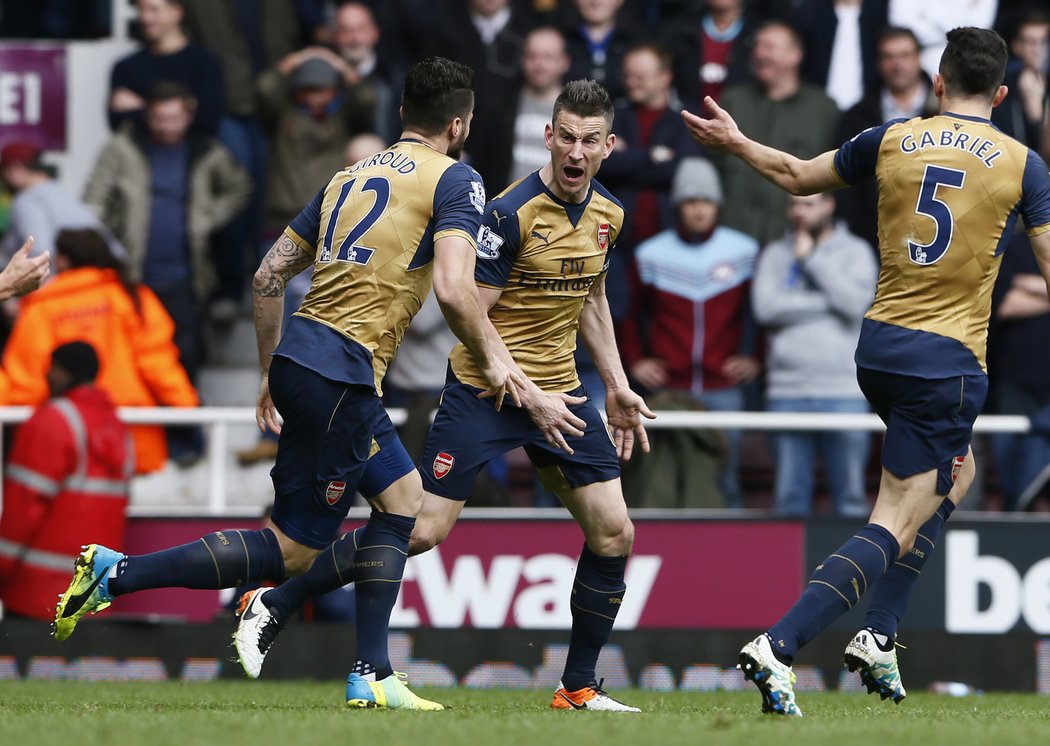 Fotbalisté Arsenalu se radují z branky, kterou proti West Hamu vstřelil Laurent Koscielny