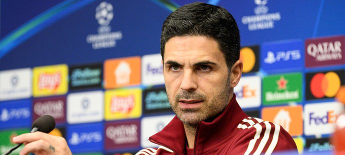 Trenér Mikel Arteta na tiskové konferenci Arsenalu