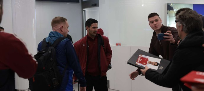 Trenér Arsenalu Mikel Arteta po příletu do Prahy
