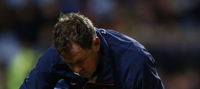 Tomáš ROsický dostal v zápase na Aston Ville úder do nosu a musel předčasně ze hřiště