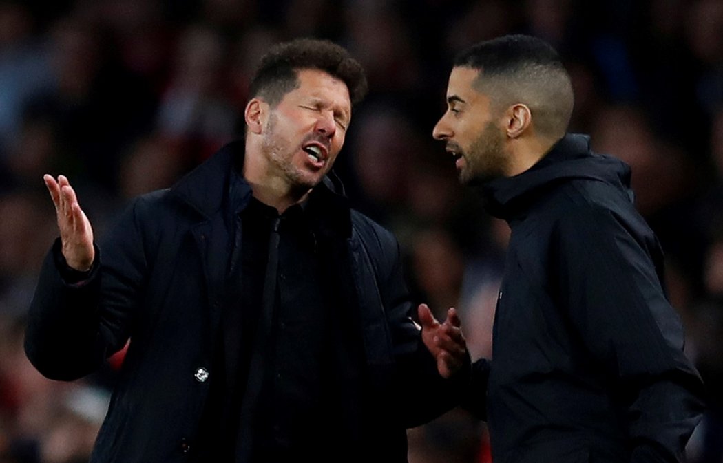 Trenér Atlétika Madrid Diego Simeone v diskuzi s rozhodčím během semifinále Evropské ligy na hřišti Arsenalu