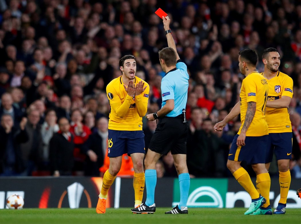 Šime Vrsaljko z Atlétika Madrid dostal v úvodním semifinále Evropské ligy na hřišti Arsenalu červenou kartu