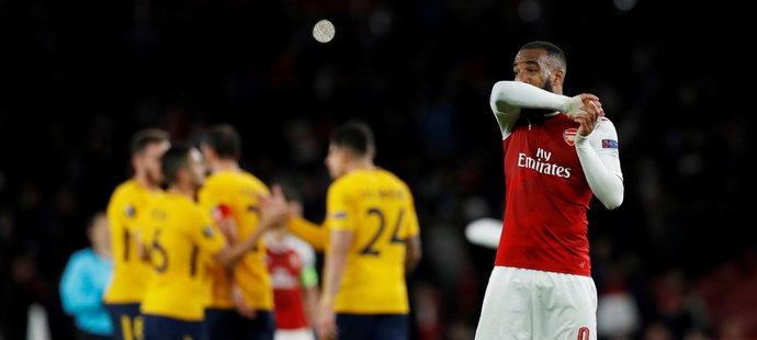 Zklamání Arsenalu po remíze 1:1 s Atlétikem Madrid v úvodním semifinále Evropské ligy