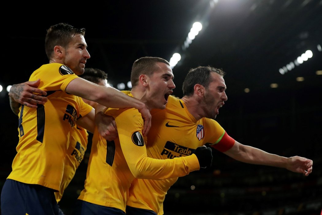 Hráči Atlétika Madrid slaví vyrovnávací branku v úvodním semifinále EL proti Arsenalu