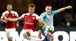 Rob Holding z Arsenalu v souboji s Kevinem Gameirem