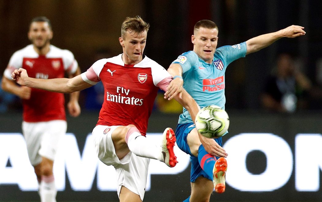 Rob Holding z Arsenalu v souboji s Kevinem Gameirem