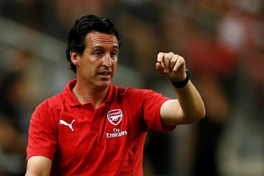 Nový trenér Arsenalu Unai Emery během přípravného zápasu proti Atléticu Madrid