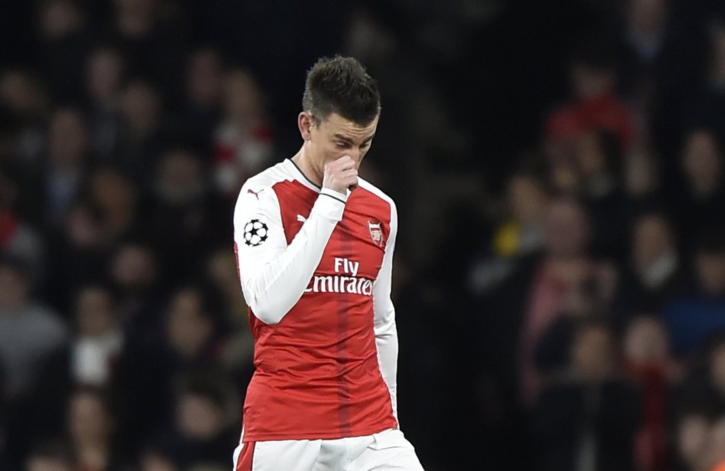 Vyloučení kapitán Arsenalu Laurent Koscielny v odvetném osmifinále Ligy mistrů s Bayernem