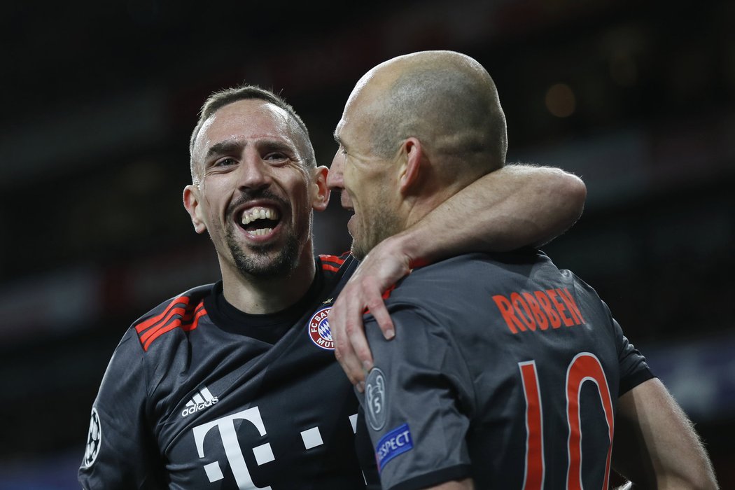 Hvězdy Bayernu Mnichov Franck Ribéry a Arjen Robben v utkání s Arsenalem