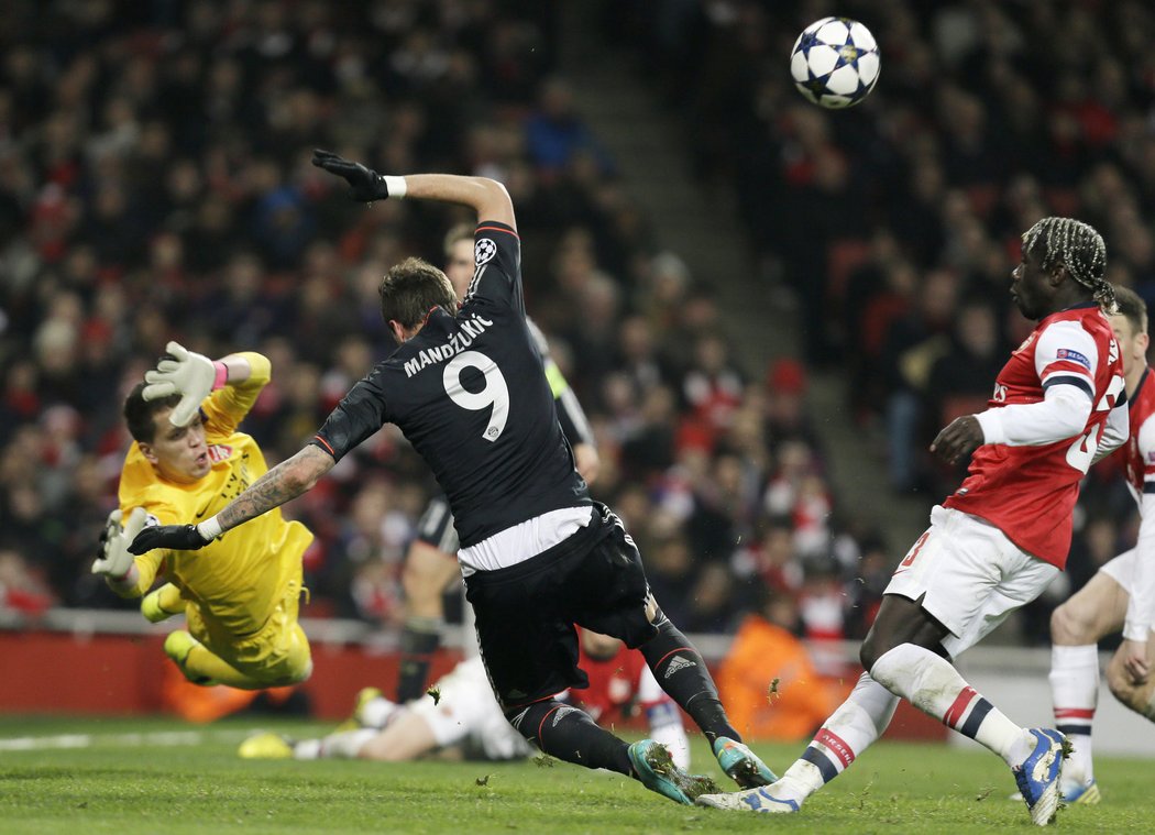 Mandžukič trošku krkolomně ale přece dává třetí gól. Bayern vyhrál na půdě Arsenalu v Lize mistrů 3:1