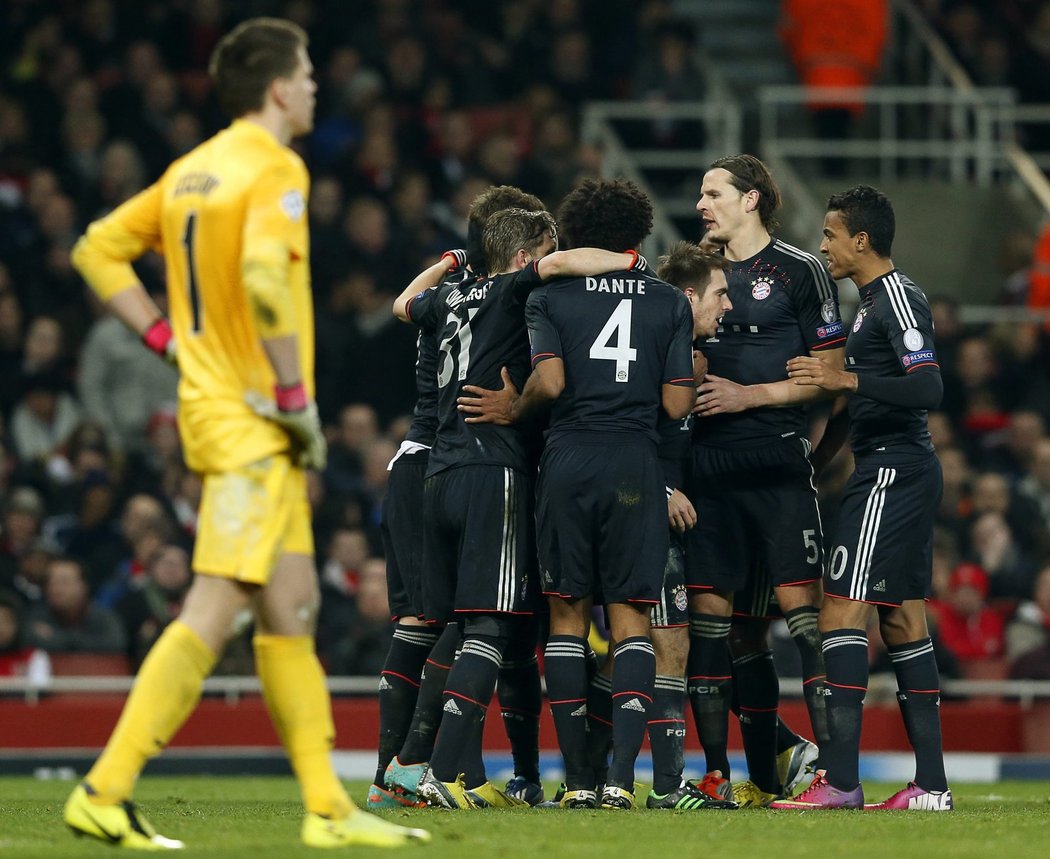 Mandžukič slaví se spoluhráči třetí gól. Bayern vyhrál na půdě Arsenalu v Lize mistrů 3:1