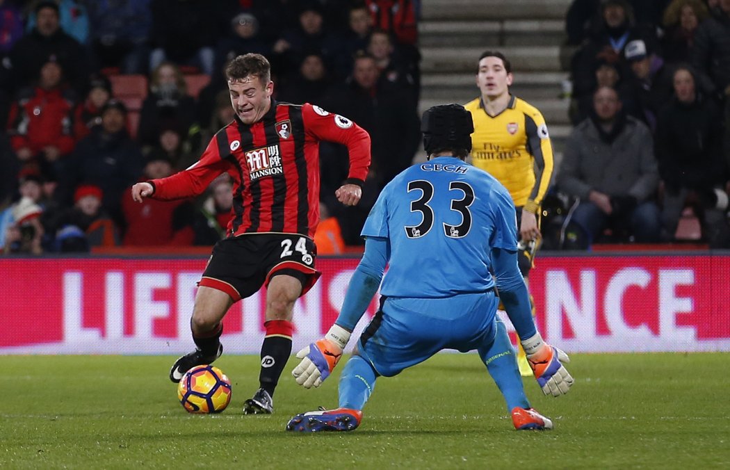 Ryan Fraser překonává potřetí v utkání českého brankáře Arsenalu Petra Čecha