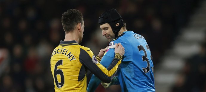 Český brankář Petr Čech dohrával duel proti Bournemouthu jako kapitán Arsenalu