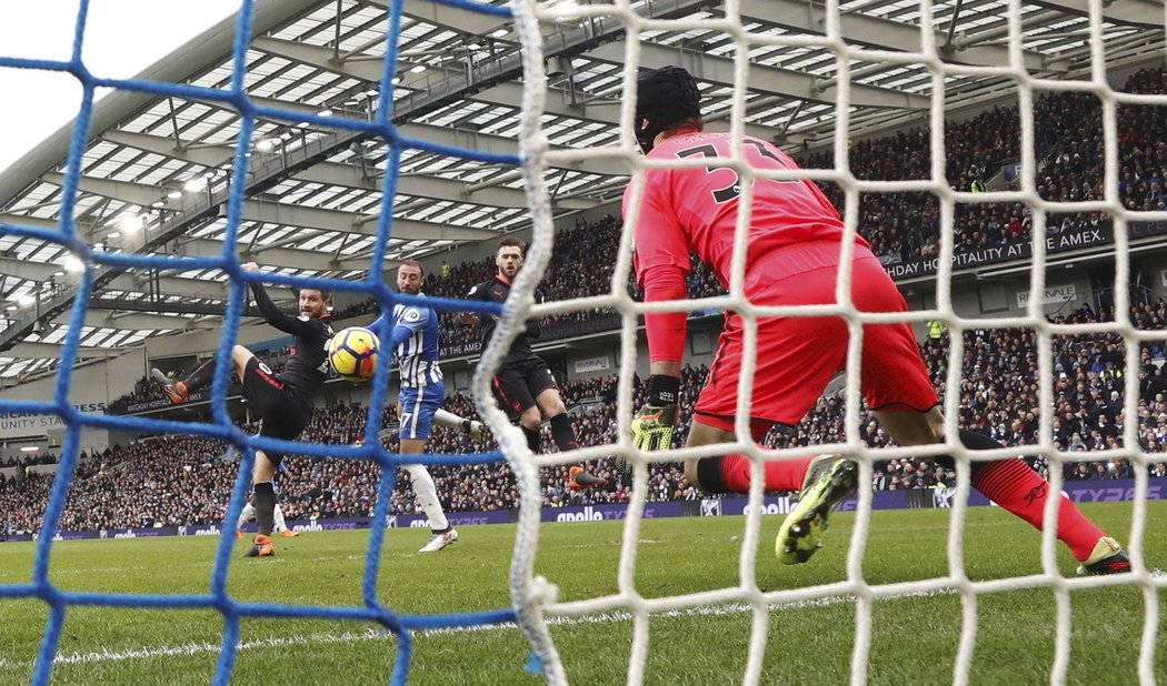    Petr Čech inkasuje druhou branku v utkání proti Brightonu