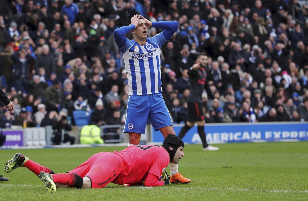 Petr Čech likviduje jednu z dalších šancí