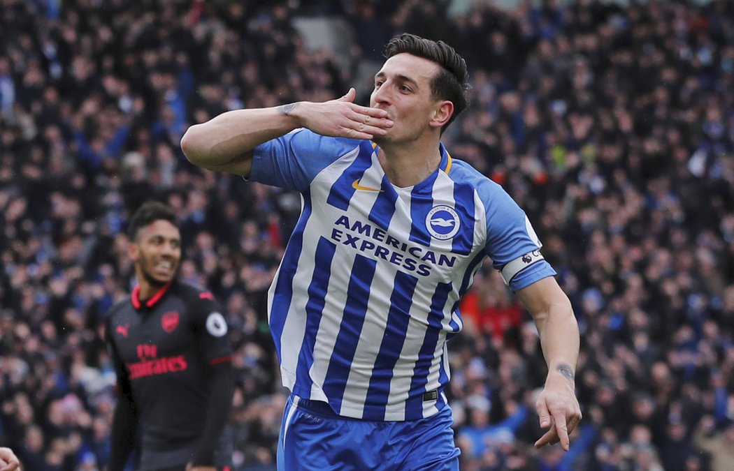 Lewis Dunk slaví úvodní branku utkání