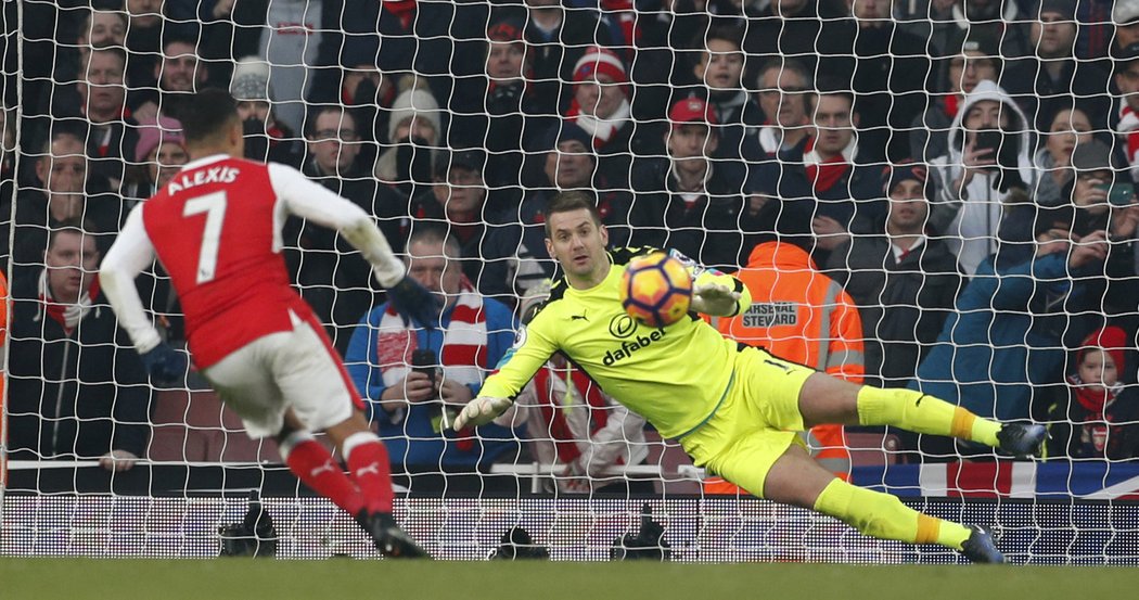 Alexis Sánchez v nastavení utkání s Burnley proměnil penaltu a zařídil výhru Arsenalu