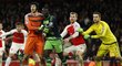 Gólman Arsenalu Petr Čech se pokouší o vyrovnání ve vápně Swansea