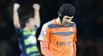 Zmar Arsenalu, přišel o gólmana. Čech je zraněný, řekl Wenger