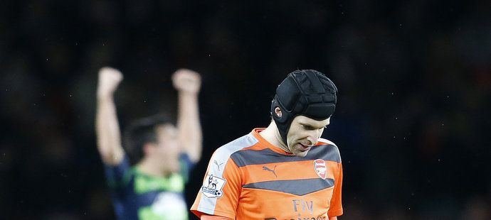 Gólman Arsenalu Petr Čech po prohraném utkání se Swansea, ve kterém si přivodil svalové zranění