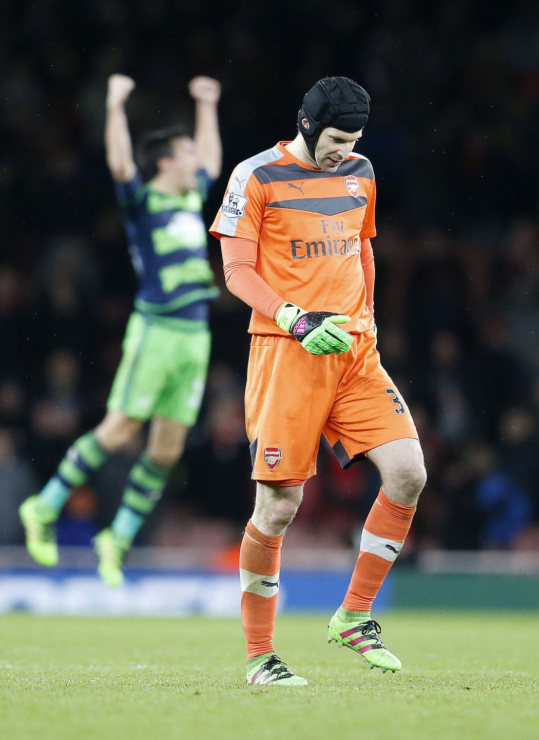 Gólman Arsenalu Petr Čech po prohraném utkání se Swansea, ve kterém si přivodil svalové zranění