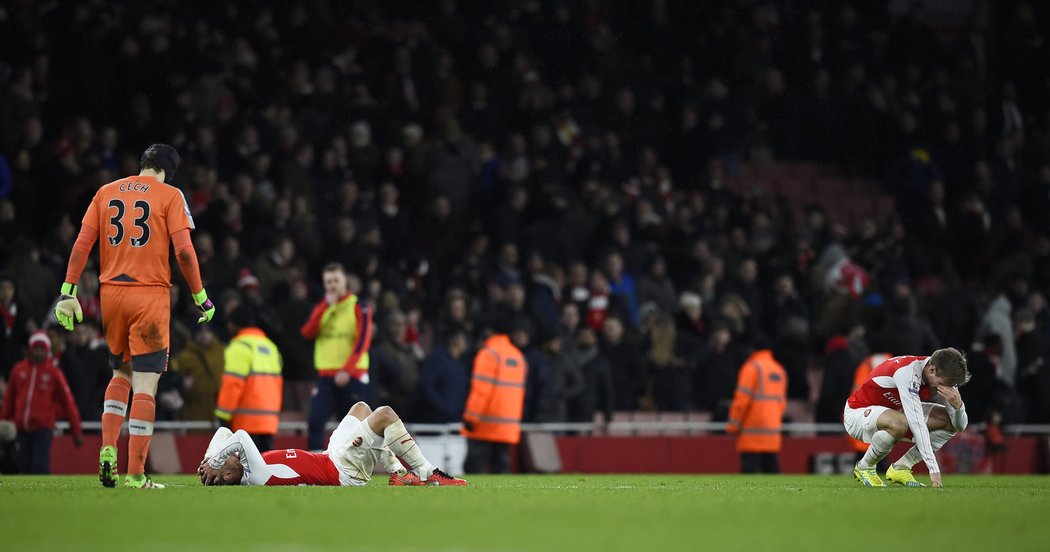 Zklamaný brankář Arsenalu Petr Čech po prohře se Swansea