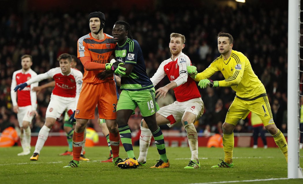 Gólman Arsenalu Petr Čech se pokouší o vyrovnání ve vápně Swansea