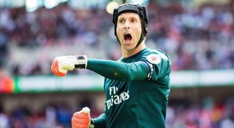 SESTŘIHY: Čech vychytal penaltu i 200. nulu, United uspěli v šlágru