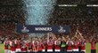 Fotbalisté Arsenalu mají první trofej. Vyhráli ve finále přípravného turnaje v Singapuru nad Evertonem 3:1. Za vítěze premiérově chytal Petr Čech. Při oslavách se ale držel spíše v pozadí.