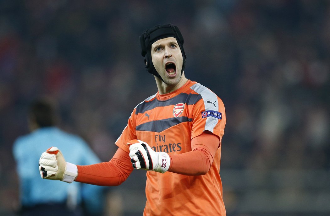 Petr Čech se raduje z postupu Arsenalu ze základní skupiny Ligy mistrů.